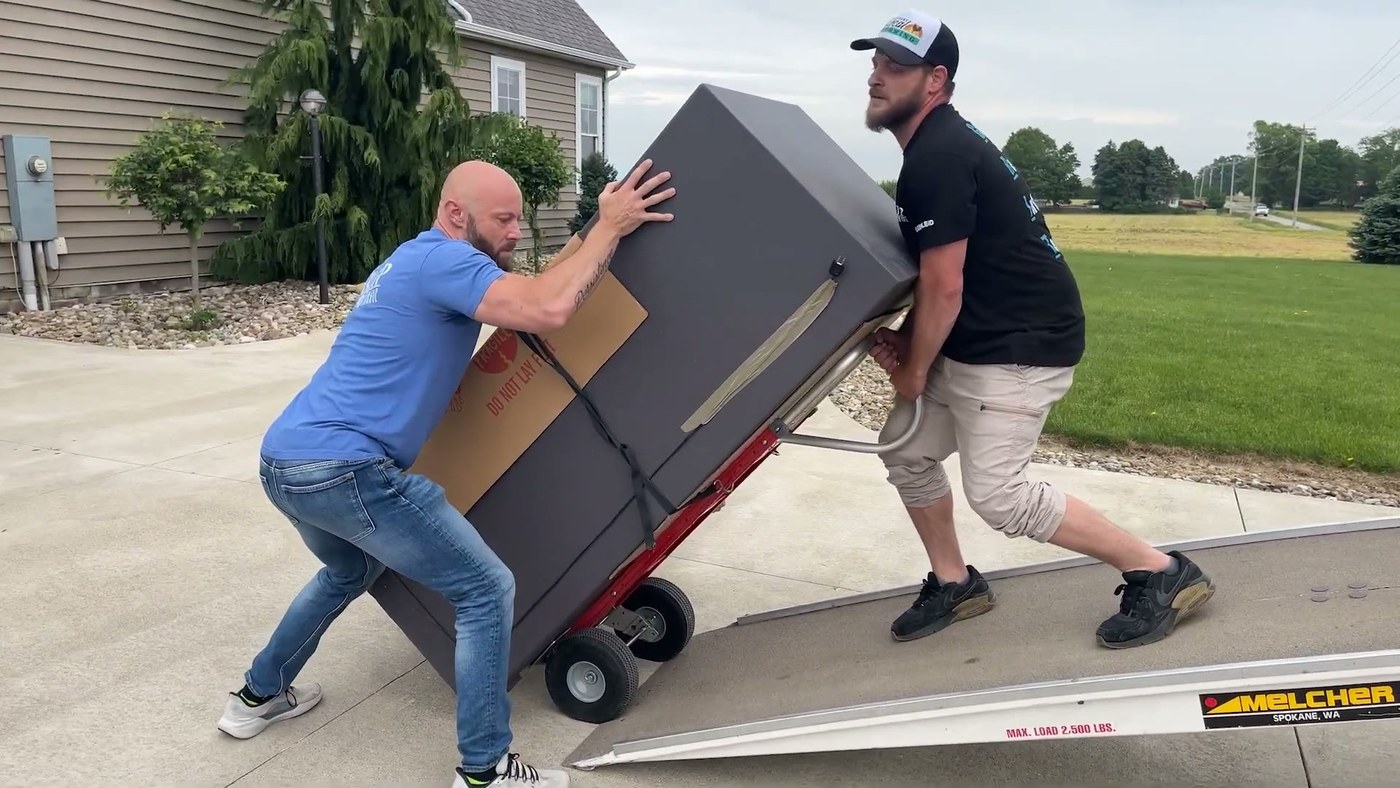 Countryside Logistics crew loading a truck in Old Hickory, Tennessee